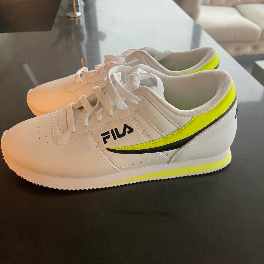 NEW FILA WHITE SNEAKERS US9 1/2